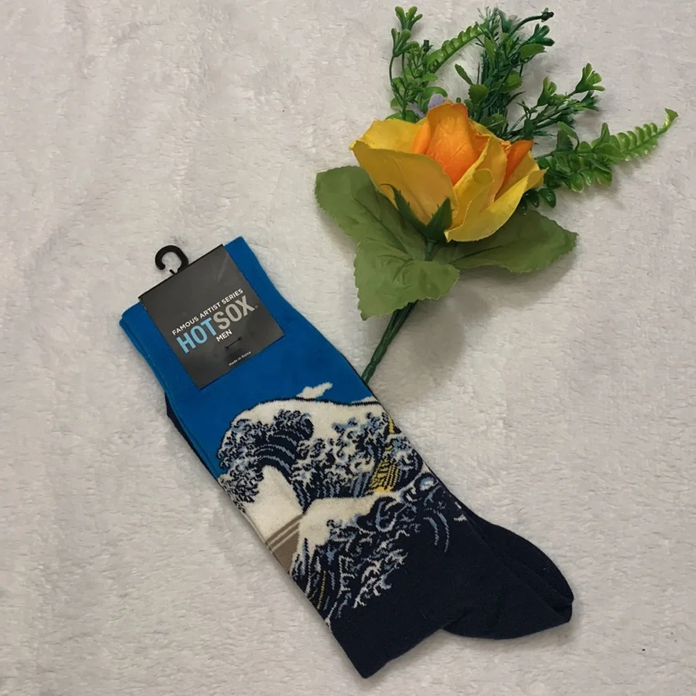 🌹NWT HOT SOX • MenS Famous Artist Series Great Waves Blue & White Crew Socks